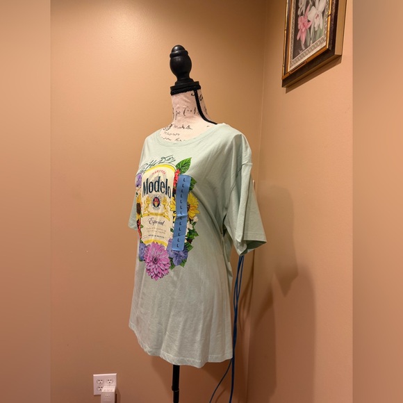 Modelo Graphic Tee - Picture 2 of 6